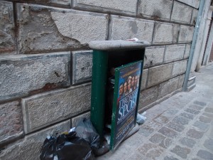 Narrow garbage bin